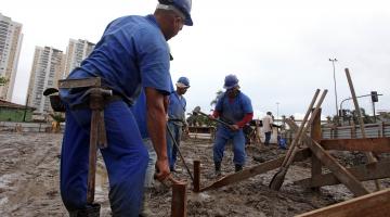 operários atuam em estacas na obra #pracegover 