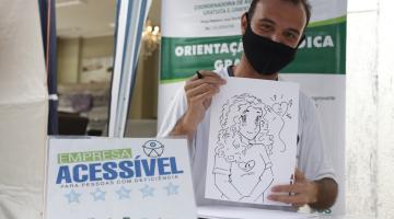 rapaz mostra caricatura #paratodosverem 