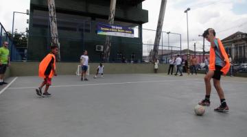 meninos estão jogando gol caixote em quadra recém-aberta. #paratodosverem