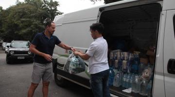 homem entrega doação em van #paratodosverem