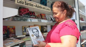 Moradores da Zona Noroeste aproveitam passagem da biblioteca móvel do Leia Santos