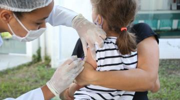 técnica vacina menina no braço #paratodosverem 