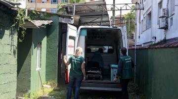 fiscais olham ambulância #paratodosverem 