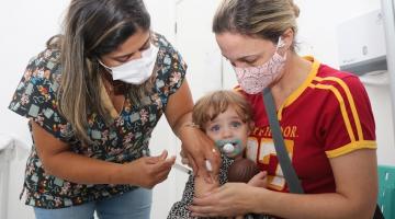 menina é vacinada no braço #paratodosverem