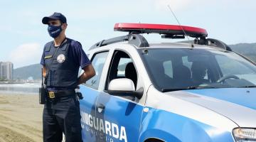 guarda ao lado de viatura na praia #paratodosverem 