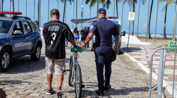 guarda acompanha rapaz de bicicleta #paratodosverem 