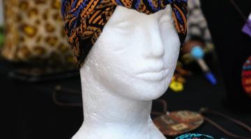 turbante colorido em manequim. #paratodosverem