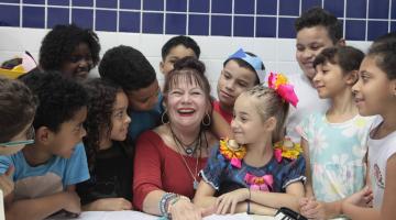 Dia do Professor: Aos 74 anos, educadora de escola municipal de Santos distribui amor e carinho aos seus alunos