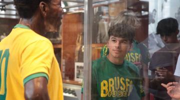 Jovens jogadores americanos conhecem história do ídolo em visita ao Museu Pelé em Santos
