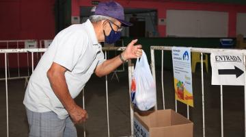 idoso coloca doação em caixa #paratodosverem 
