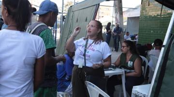 mulher atende homem em mutirão #paratodosverem