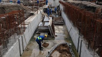 vários homens trabalhando em grande obra. #paratodosverem