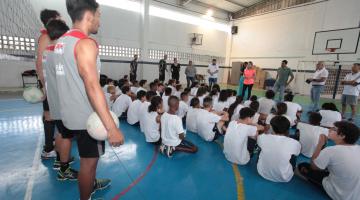Atletas de vôlei jogam e dividem experiências com alunos de escola municipal de Santos