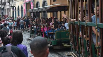 pessoas passeando no bonde #paratodosverem