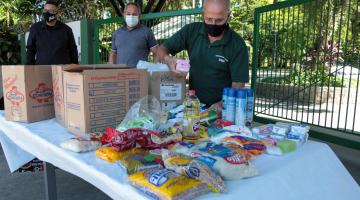 homem coloca doações em caixa #paratodosverem