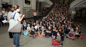 Alunos do Jean Piaget fazem sabatina com prefeito de Santos durante visita ao Paço Municipal