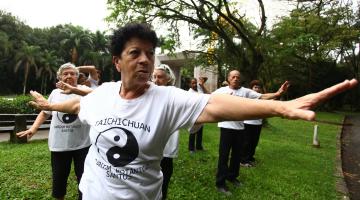 mulheres praticam tai chi chuan #pracegover 