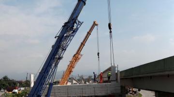 Vigas do Viaduto Anchieta são içadas na entrada de Santos 