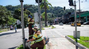 dois agentes mexem em caixa de semáforo #paratodosverem 