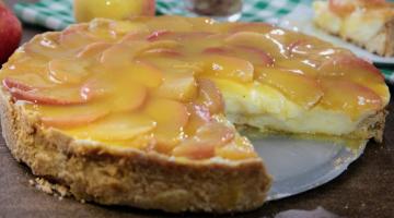 torta de maçã com uma fatia cortada. #paratodosverem