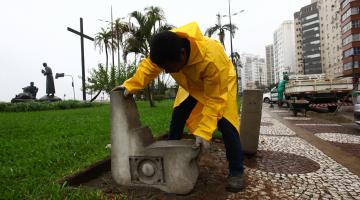 Substituição de bancos de madeira por plástico reciclado segue pela orla