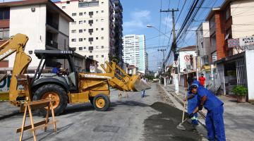 Rua Barão de Paranapiacaba é preparada para receber novo asfalto