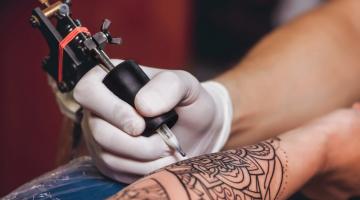Festival celebra os 60 anos da tatuagem no Brasil com programação em Santos