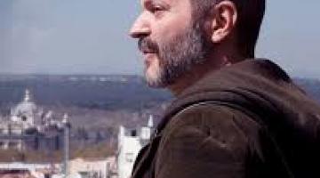 Foto do autor do livro. #Paratodosverem.