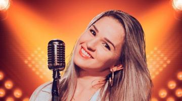 cantora segura o microfone #pracegover