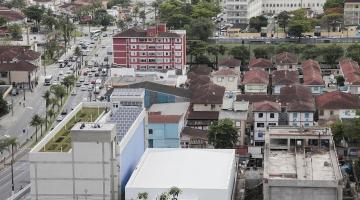 vista aérea de casas e edificações em geral com avenida ao lado esquerdo. #paratodosverem