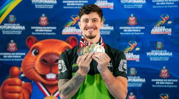 Rodrigo Sampaio e as medalhas. #Paratodosverem