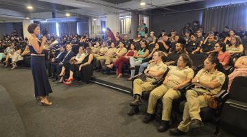 auditório lotado de mulheres sentadas. #paratodosverem