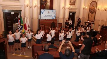 crianças se apresentam #paratodosverem