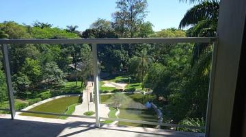 visão da torre com guarda-copo transparente e visual do parque com grande área verde #paratodosverem