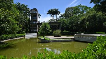 lago e torre de observação de aves. #paratodosverem