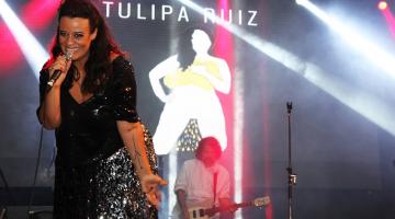TULIPA RUIZ ESTÁ NO PALCO CANTANDO E SORRINDO. #PARATODOSVEREM
