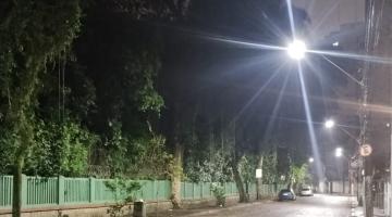 rua à noite com ponto de luz reluzindo no alto e ao fundo. #paratodosverem 