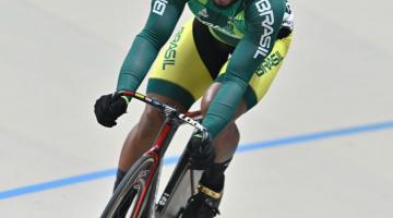 Atleta conduz sua bicicleta na pista #paratodosverem