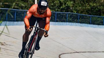 Ciclista competindo na pista. #Paratodosverem.