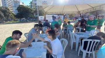 pessoas jogando damas #paratodosverem 