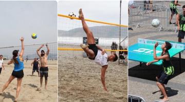 mosaico com três vôlei de praia, bola está no ar no alto da rede. Futevôlei. Homem dá toque em bola com pé, ele está no ar, praticamente de cabeça para baixo para alcançar o alto da rede. Na terceira imagem, dois garotos jogam futmesa. #paratodosverem 