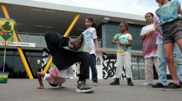 crianças jogando capoeira #paratodosverem 