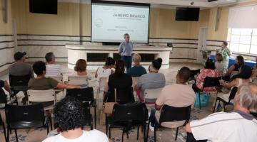 pessoas acompanhando a palestra #paratodosverem 