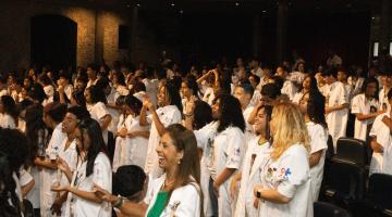 alunos do programa de jaleco no auditório #paratodosverem 