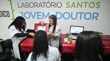 Alunos mexem em impressora 3D #paratodosverem 