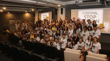 jovens no palco durante a premiação #paratodosverem 