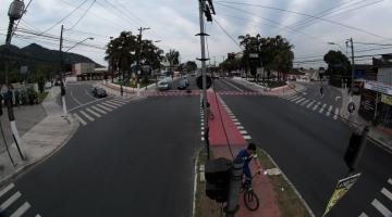 Imagem deu avenida com duas pistas e pintura de solo. #paratodosverem