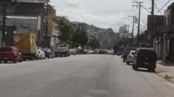 vista geral de trecho da rua João Pessoa, com carros estacionados em ambos os lados. #paratodosveremm