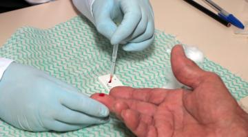 mão faz teste de sangue #paratodosverem 