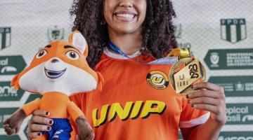 atleta mostra a medalha #paratodosverem 
